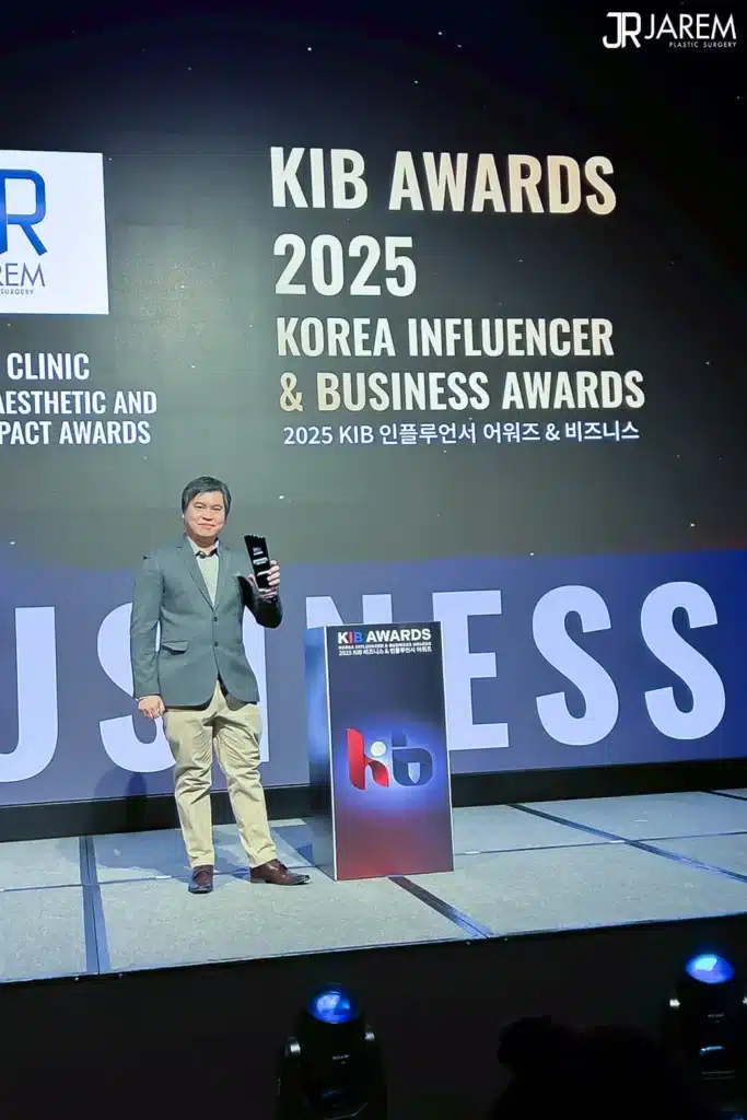 นพ.พลเดช สุวรรณอาภา (หมอหลุยส์) รับรางวัล KIB Awards 2025 Korea Influencer & Business Awards จาก Jarem Plastic Surgery