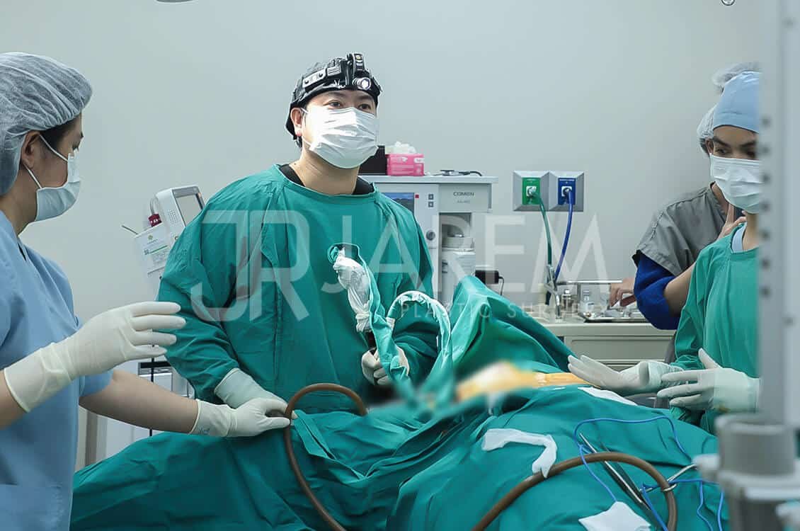 บรรยากาศการเสริมหน้าอกทางรักแร้ โดยคุณหมอหลุยส์ Jarem Clinic