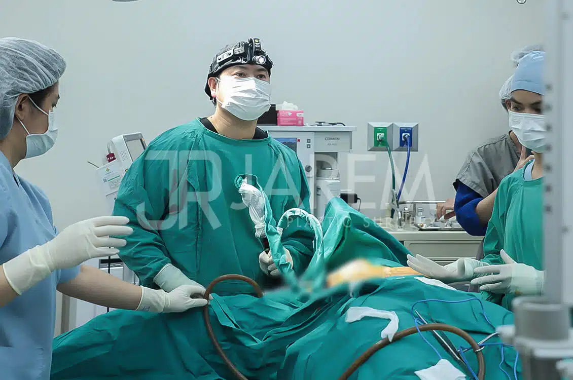 บรรยากาศการเสริมหน้าอกทางรักแร้ โดยคุณหมอหลุยส์ Jarem Clinic
