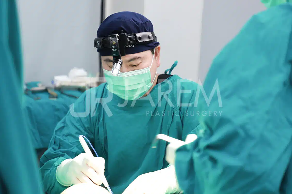 บรรยากาศการแก้หน้าอก โดยคุณหมอหลุยส์| Jarem clinic