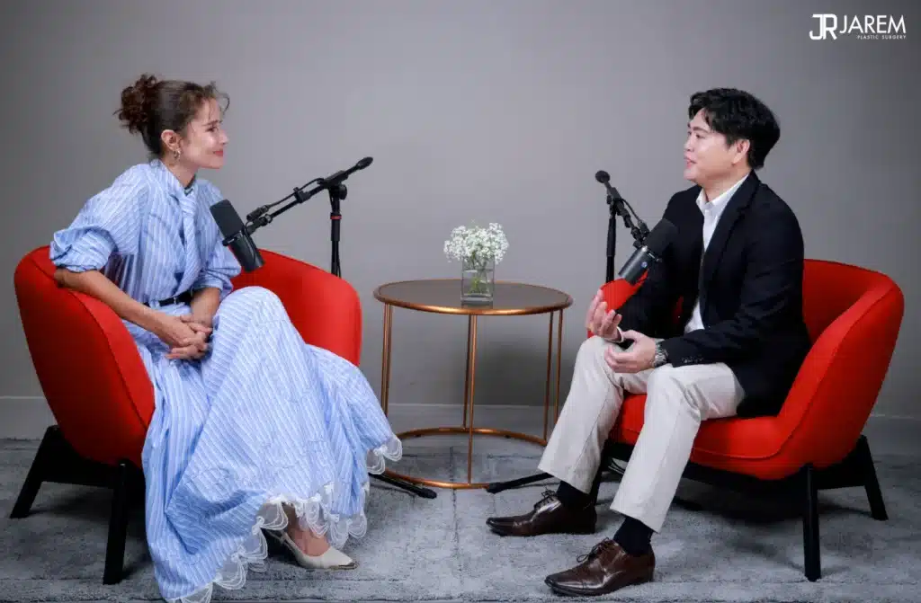 บรรยากาศการพูดคุยเรื่องเสริมหน้าอกระหว่างหมอหลุยส์และคุณแอน ทองประสม ในรายการ Praew Talk TV