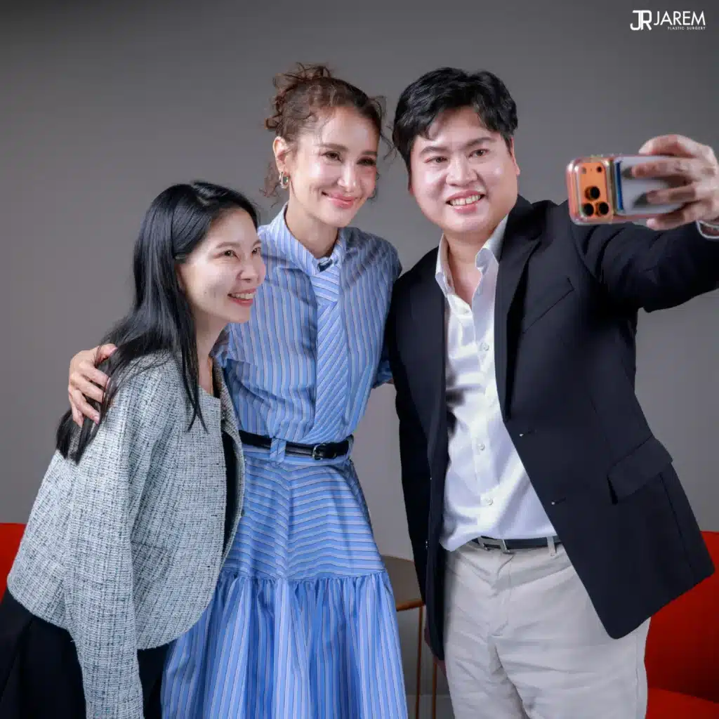 หมอหลุยส์และคุณแอน ทองประสม ถ่ายภาพร่วมกันหลังบันทึกรายการ Praew Talk TV
